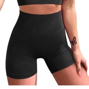 Ribbed workout shorts in black